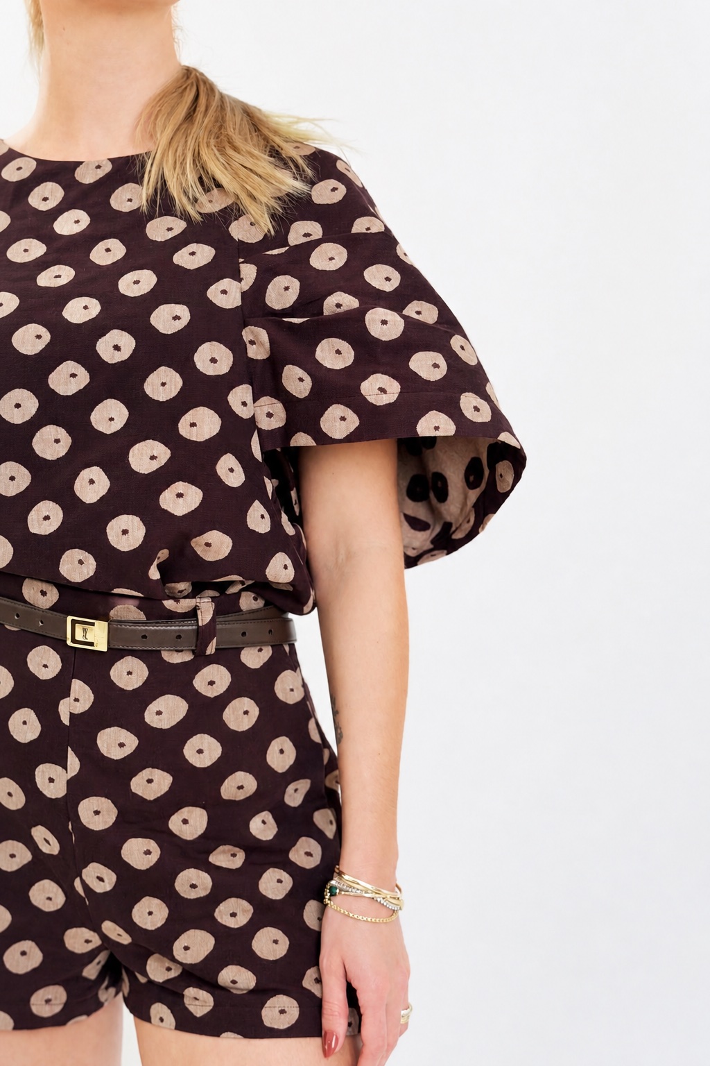 Versão da Blusa Vênus em jacquard com poás marrons combinada com short de mesmo tecido — variação do molde em conjunto